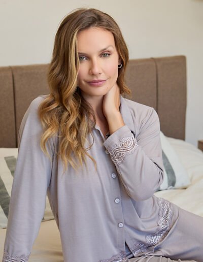 26524 - Pijama en modal abotonado con puntilla - 1 al 4 - Negro, Celeste, Tostado